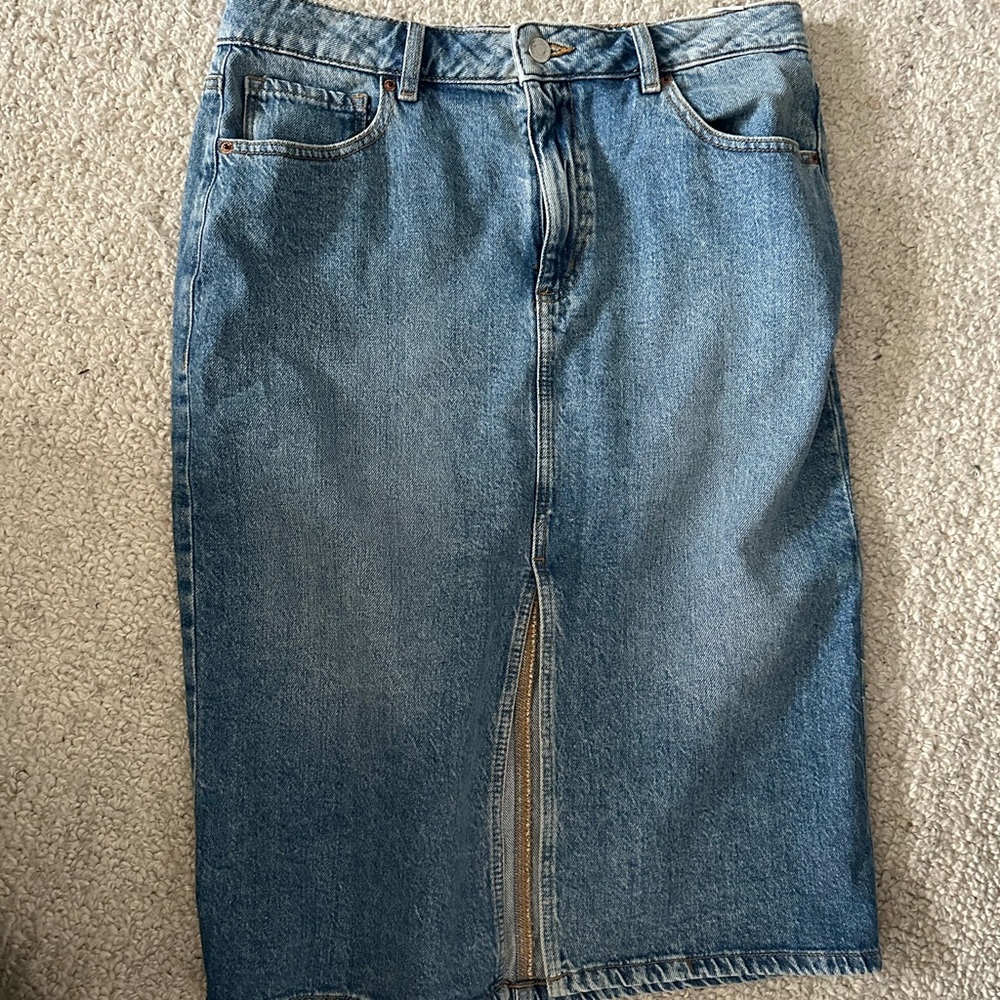 Women’s Knee-length Blue Denim skirt with front slit by Dynamite